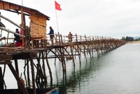 Cây cầu gỗ dài nhất Việt Nam. 