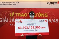 Nữ khách hàng thường xuyên mua vé số đã trúng 63,7 tỷ đồng trong kỳ quay số ngày 9/3. Ảnh: Vietlott
