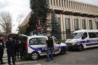 Cảnh sát Pháp bên ngoài Đại sứ Nga tại Paris sau khi có lệnh trục xuất. Ảnh: AP.