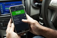 Grab sẽ "một mình một ngựa" khi không còn đối thủ trực tiếp Uber. Ảnh: CNBC.