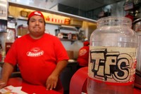 Đi du lịch nước ngoài, đưa tiền tip sao cho đúng?