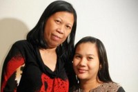 Adelaide (bên phải) bị buộc tội giết mẹ chồng, bà Myrna (bên trái).