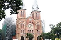 Nhà thờ Đức Bà Sài Gòn đang được rào chắn để phục vụ trùng tu. Ảnh: Hữu Công.