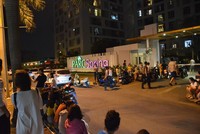 Cư dân chung cư Parc một phen hoảng loạn bỏ chạy sau vụ cháy - Ảnh: Lê Phan.