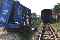 Xe tải bị hư hỏng nặng sau cú đâm của tàu SE5. Ảnh: Thắng Ngọc