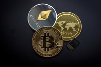 Bitcoin, Ethereum và Ripple là 3 loại tiền kỹ thuật số phổ biến nhất hiện nay. Ảnh: eCoin