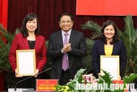 Đồng chí Phạm Minh Chính trao quyết định cho đồng chí Đào Hồng Lan và đồng chí Nguyễn Thị Hà. 