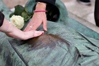 Ngôi mộ của Victor Noir cũng được nhiều người hâm mộ gọi bằng cái tên "ngôi mộ sexy nhất thế giới". Ảnh: Buzzy.