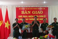 Thiếu tướng Hoàng Đăng Nhiễu tặng hoa và chúc mừng các đồng chí mới bổ nhiệm. Ảnh Daklak.gov.vn