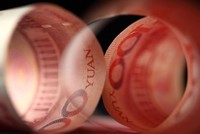 Đồng 100 NDT của Trung Quốc. Ảnh: Bloomberg