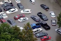 Ôtô nằm trong nước ngập ở Houston do hậu quả từ bão Harvey. Ảnh: AP.