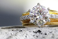 Ba chiếc nhẫn và 1 chiếc vòng đính kim cương trị giá 100.000 USD đã được tìm thấy trong 10 tấn rác sau nhiều giờ tìm kiếm. (Nguồn: CBS News)