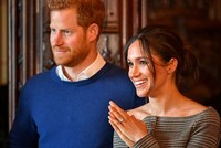 Hoàng tử Harry và hôn thê Meghan Markle tới thăm lâu đài Cardiff Castle tại Wales hồi tháng một. Ảnh: Reuters.