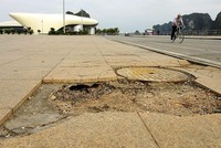 Quảng trường 60 tỷ đồng sụt lún, nứt vỡ ở Quảng Ninh