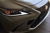 Lexus ES 2019 thay đổi thiết kế lưới tản nhiệt, đèn pha. Ảnh: Motor1