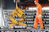 Căng thẳng thương mại Mỹ - Trung bắt đầu leo thang khi Mỹ quyết định đánh thuế đối với thép nhập khẩu. Ảnh: Đ.T