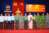 Lãnh đạo thành phố, Công an thành phố Hải Phòng, đại diện Bộ Công an chúc mừng Đại tá Đào Quang Trường. Ảnh CAHP