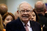 Warren Buffett trong Đại hội cổ đông Berkshire Hathaway năm ngoái. Ảnh: Reuters