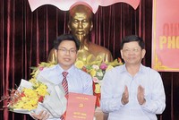 Phó Bí thư Thành ủy Đà Nẵng Võ Công Trí trao quyết định và chúc mừng đồng chí Nguyễn Đức Hoàng. Ảnh báo Đà Nẵng