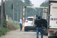 Trạm "BOT làng" ở xã Lê Thiện thu phí mỗi xe ôtô 10.000 đồng. Ảnh: Giang Chinh