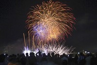 Người dân và du khách chen chân xem pháo hoa tại Đà Nẵng năm 2017. Ảnh: Nguyễn Đông.