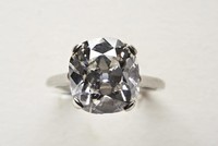 Chiếc nhẫn được đính viên kim cương khoảng 4 carat và hầu như không có nhược điểm. (Nguồn: SWNS)