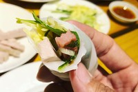 Bánh ướt thịt nướng ở Sài Gòn: muốn ăn ngon phải biết cuốn
