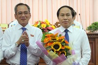 Ông Lữ Văn Hùng, Bí thư Tỉnh uỷ Hậu Giang tặng hoa chúc mừng tân Chủ tịch UBND tỉnh. Ảnh Vietnamnet.vn