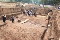 Hố đào rộng gần 1.000m2, phát lộ tầng văn hóa sâu gần 5m. Ảnh: Đ.Loan.