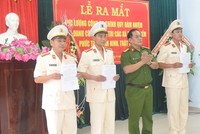 Đại tá Lê Văn Vũ, Phó Giám đốc Công an tỉnh Thừa Thiên- Huế trao quyết định bổ nhiệm 3 CBCS  giữ chức vụ Trưởng Công an 3 xã thuộc địa bàn huyện Phú Vang. Ảnh CAND