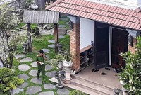 Công an trong khuôn viên nhà ông Minh. 