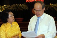 Các đại biểu trao đổi bên lề Hội nghị Thành ủy lần thứ 16. Ảnh: Mạnh Tùng.