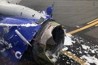 Động cơ của chiếc Boeing 737-700 sau khi hạ cánh khẩn cấp. Ảnh: Twitter.