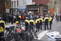 Cảnh sát và người phản đối bên ngoài một cửa hàng Starbucks cách đây vài ngày. Ảnh: AFP