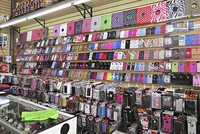 Bên trong một cửa hàng bán phụ kiện cho điện thoại di động.