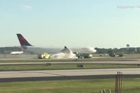 Máy bay Mỹ chở gần 290 người hạ cánh khẩn vì động cơ bốc khói