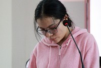 Bị cáo Phan Thị Huyền cúi gằm mặt suốt phiên tòa. Ảnh: Nguyễn Khoa.