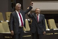 Ông Raul Castro (phải) nắm tay ông Miguel Diaz-Canel sau khi ông này được bầu làm Chủ tịch Cuba. Ảnh: AFP.