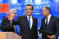 Thủ tướng Lý Khắc Cường và Chủ tịch Ủy ban Châu Âu Jean-Claude Juncker và Chủ tịch Hội đồng Châu Âu Donald Tusk tại hội nghị Trung Quốc - EU năm ngoái. Ảnh: AFP.