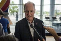 CEO của Southwest Airliné Gary Kelly xin lỗi về cái chết của một nữ hành khách trên chuyến bay 1380 trong cuộc họp báo hôm 18/4. Ảnh: AOL.