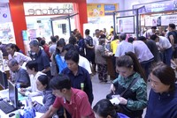 Người Sài Gòn xếp hàng cập nhật thông tin thuê bao điện thoại