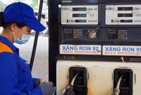 Giá xăng giữ nguyên tại kỳ điều hành chiều 23/4.