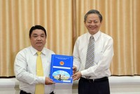 Ông Lê Văn Khoa (phải) xin thôi chức Phó chủ tịch UBND TP.HCM. Ảnh: Sở GTVT TP.HCM.