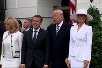Melania từ chối nắm tay ông Trump khi đón vợ chồng Tổng thống Pháp