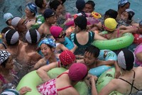 Người dân vui chơi trong một bể bơi ở công viên nước tại Bình Nhưỡng. Ảnh: AFP.