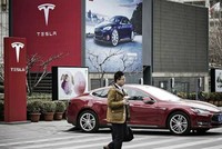 Ô tô điện Model S của Tesla tại một trạm sạc điện tại Bắc Kinh