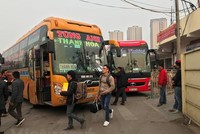 Phương tiện vận tải hành khách tại bến xe Giáp Bát. (Ảnh: Việt Hùng/Vietnam+)