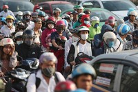 Dòng người đổ về thủ đô sau kỳ nghỉ lễ