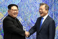 Tổng thống Hàn Quốc Moon Jae-in (phải) và nhà lãnh đạo Triều Tiên Kim Jong-un (Ảnh: Reuters)