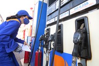 Kiểm tra lượng tiêu thụ xăng tại một cây xăng thuộc Petrolimex. Ảnh: Ngọc Thành